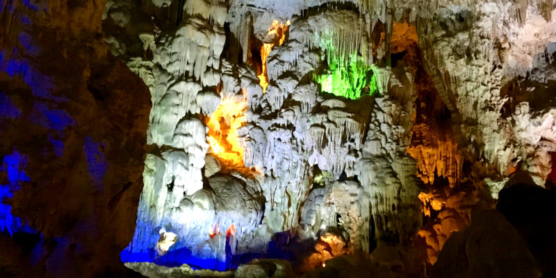 cuevas halong bay